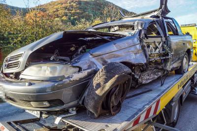 Owen: Frontalkollision zwischen zwei Pkws mit Verletzten